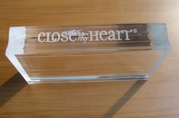 激光機(jī)在玻璃上打標(biāo)的3種方法 激光機(jī)在玻璃上打標(biāo)的3種方法