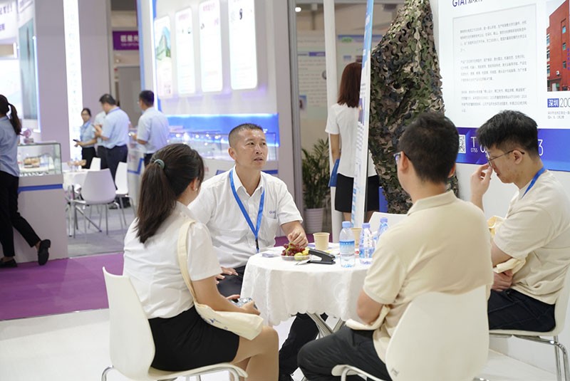 激埃特工作人員現(xiàn)場與客戶交流攝像圖 激埃特工作人員現(xiàn)場與客戶交流攝像圖