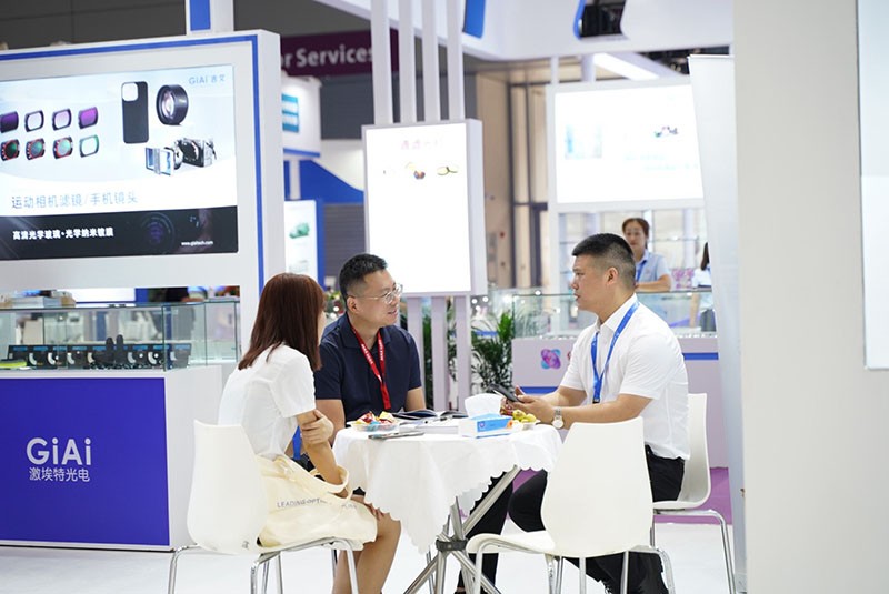 激埃特工作人員與現(xiàn)場參觀者探討產(chǎn)品圖1 激埃特工作人員與現(xiàn)場參觀者探討產(chǎn)品圖1