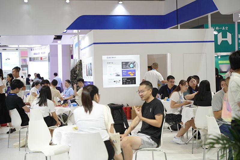 激埃特工作人員與現(xiàn)場參觀者探討產(chǎn)品圖4 激埃特工作人員與現(xiàn)場參觀者探討產(chǎn)品圖4