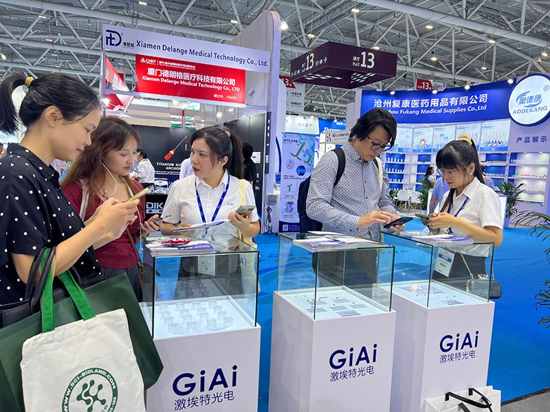 激埃特工作人員與客戶現場交流互動1 激埃特工作人員與客戶現場交流互動1