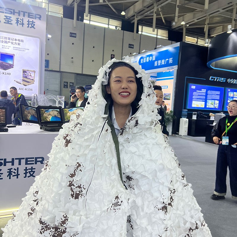 激埃特工作人員身披紅外隱形衣正面圖 激埃特工作人員身披紅外隱形衣正面圖