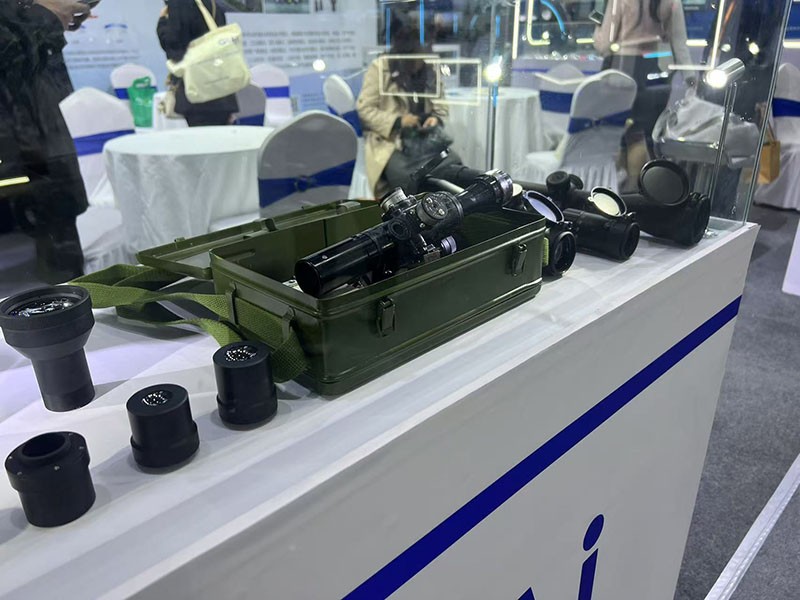 激埃特紅外槍瞄鏡頭展柜區 激埃特紅外槍瞄鏡頭展柜區