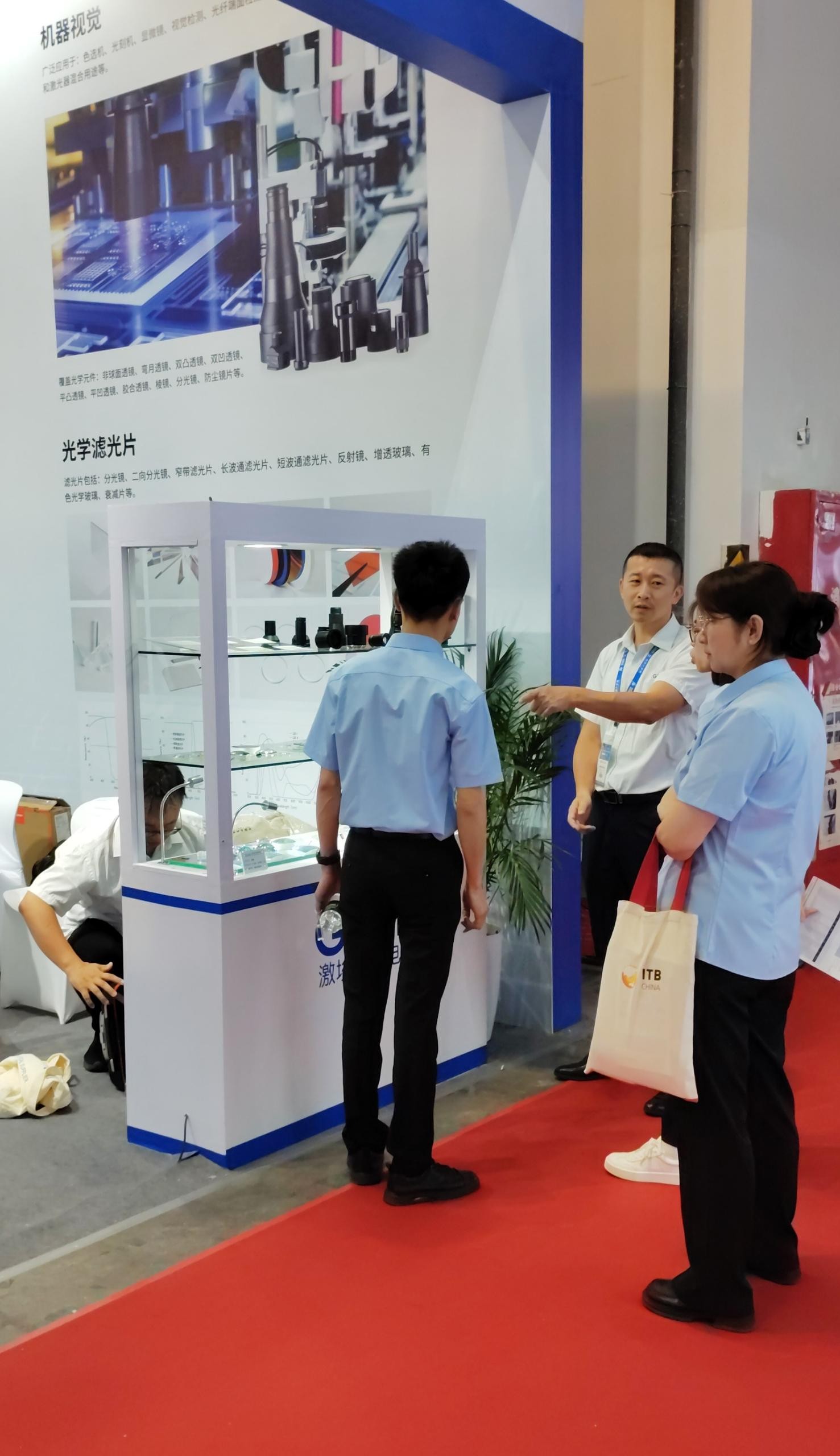 激埃特工作人員為現(xiàn)場參演者講解