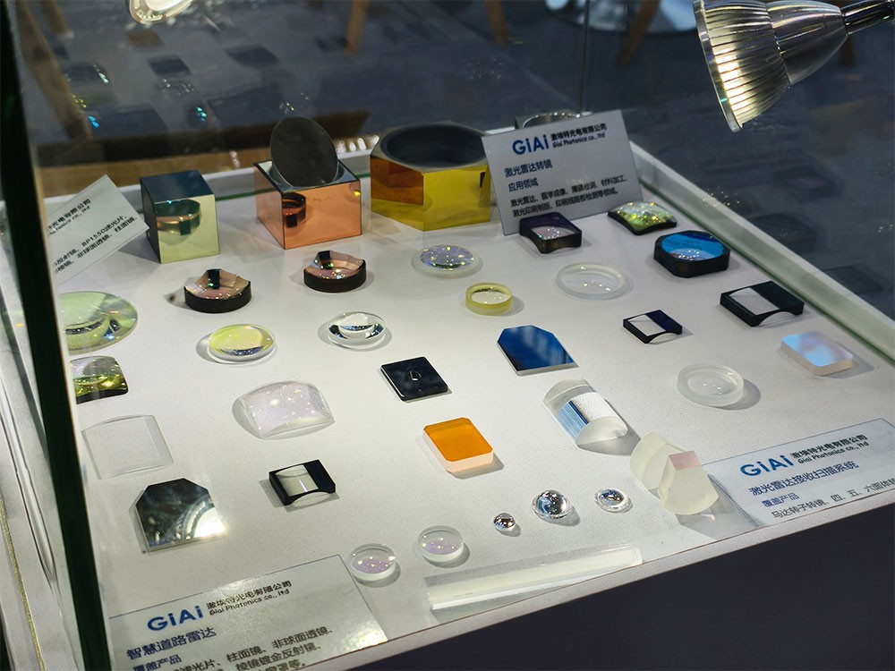 濾光片 道路雷達(dá)及激光接收掃描系統(tǒng)光學(xué)鏡片展示