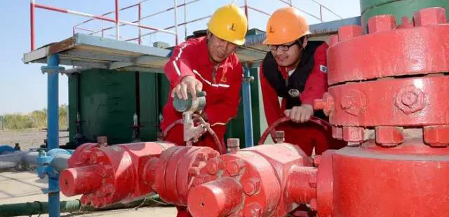 工廠的工人告訴你，應該怎么安裝閥門（1）